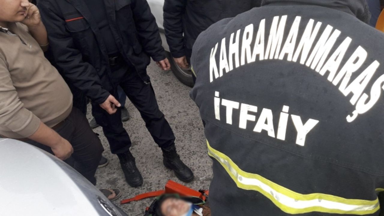 Araçta Sıkışan Kazazedeleri Büyükşehir İtfaiyesi Çıkardı