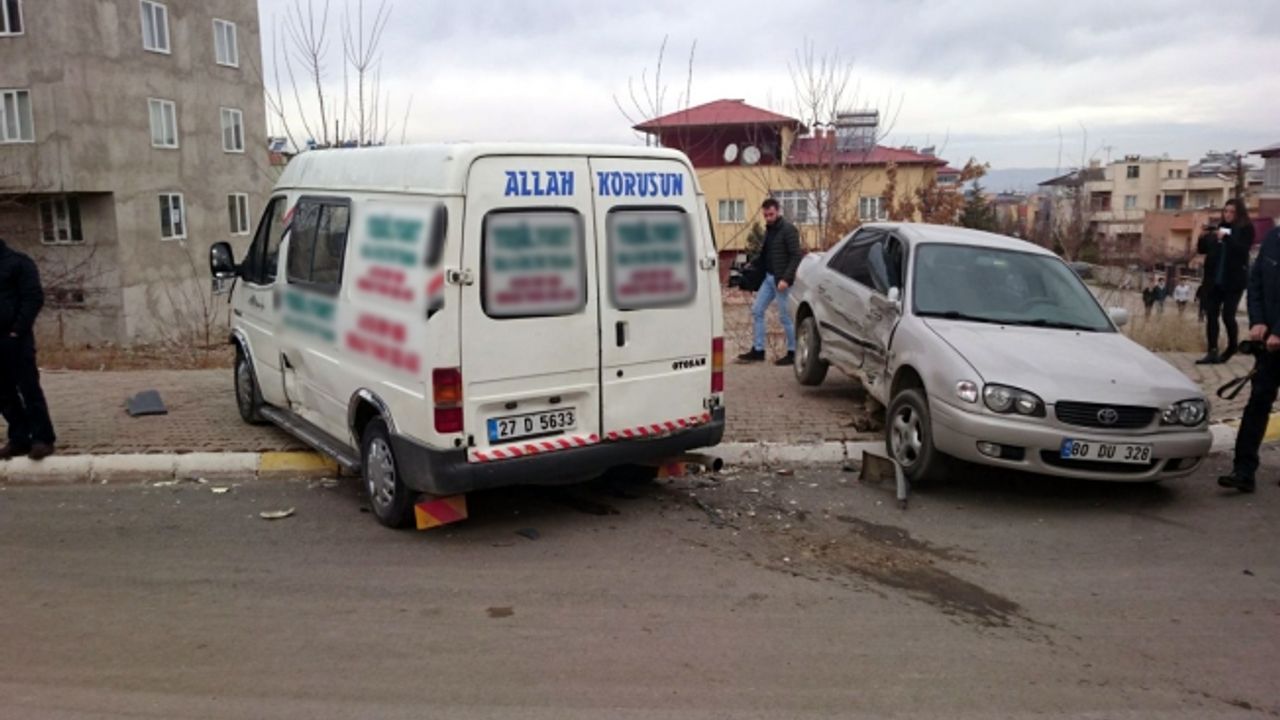 Halı yıkama aracı ile otomobil çarpıştı: 1 yaralı