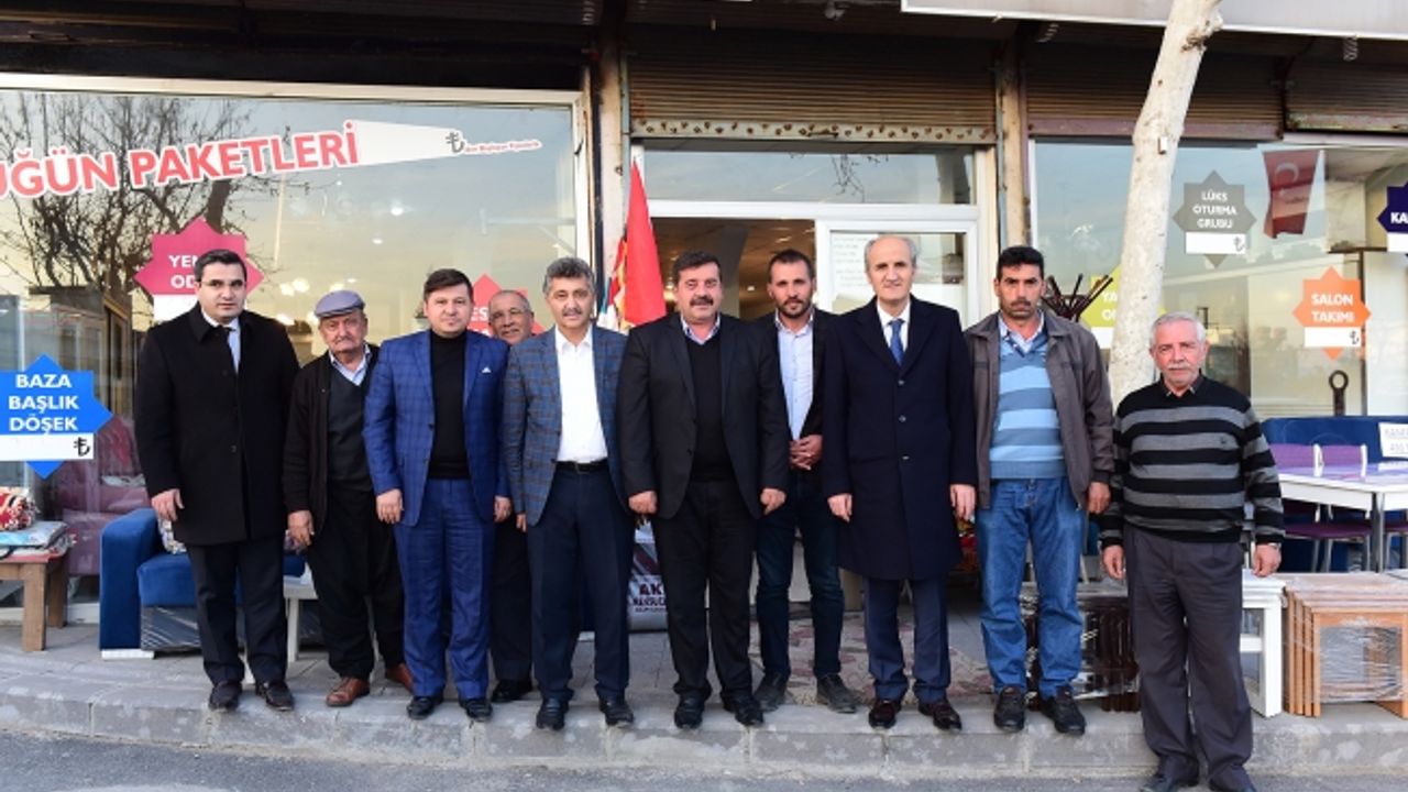 Başkan Okay Sakarya Çarşısı Esnafıyla bir araya geldi