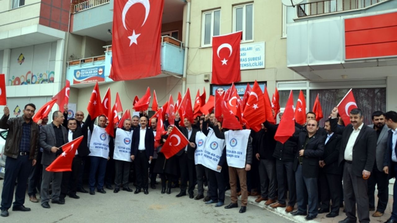 Kahramanmaraş'ta  Zeytin Dalı Harekatı'na destek amacıyla öğretmenlere bayrak dağıtıldı