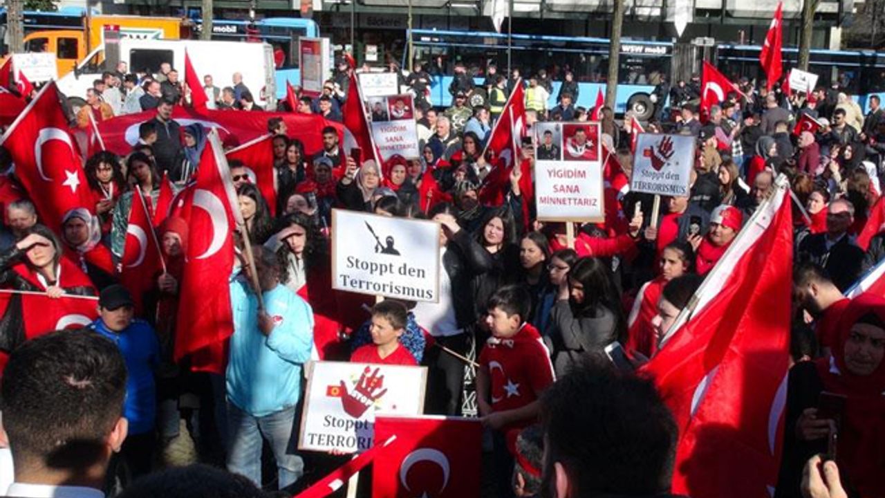 Almanya'daki Türklerden terör karşıtı gösteri
