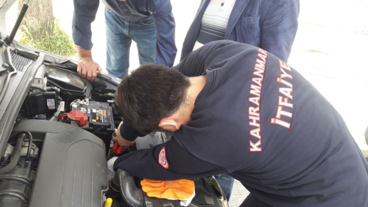 Aracın Motor Kısmında Sıkışan Kediyi İtfaiyeciler Çıkardı