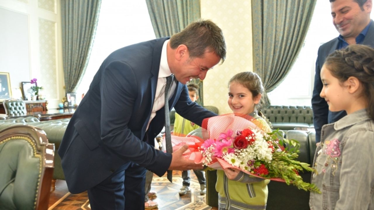 Başkan Okumuş; Koltuğunu Minik Öğrencilere Devretti