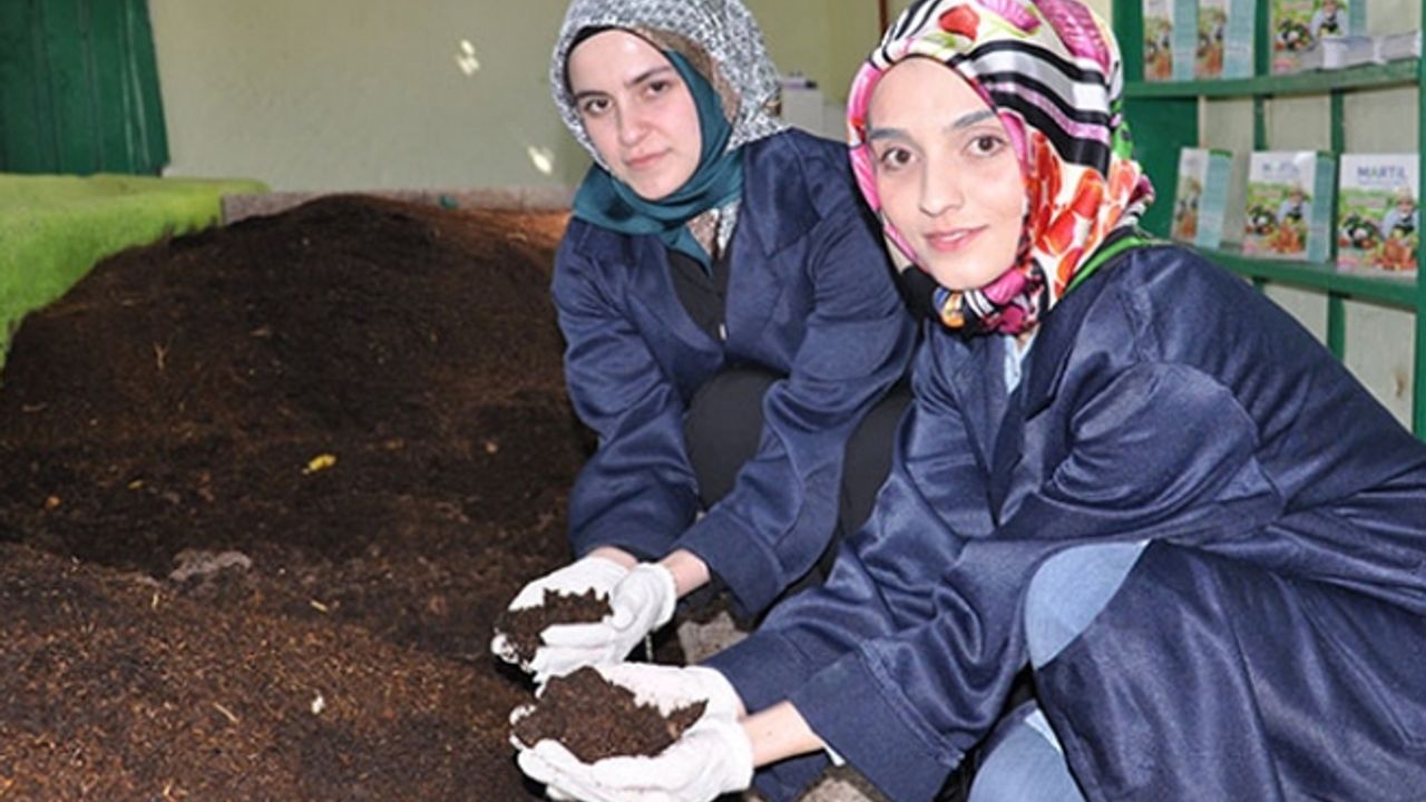 Bileziklerini satıp organik solucan gübresi ürettiler
