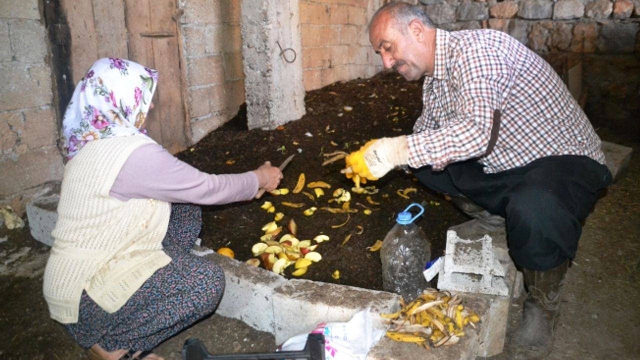 Eşinin desteğiyle solucan gübresi üretiyor