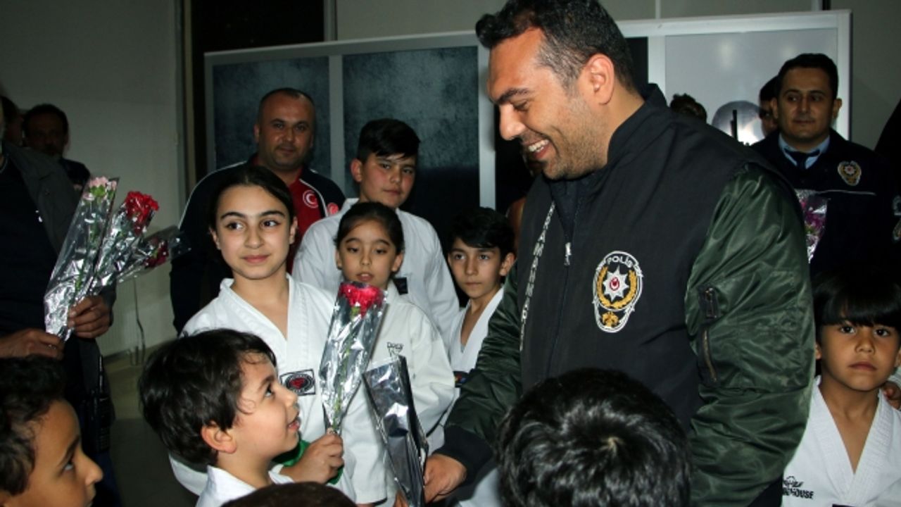 Kavga ihbarına giden polislere sürpriz kutlama