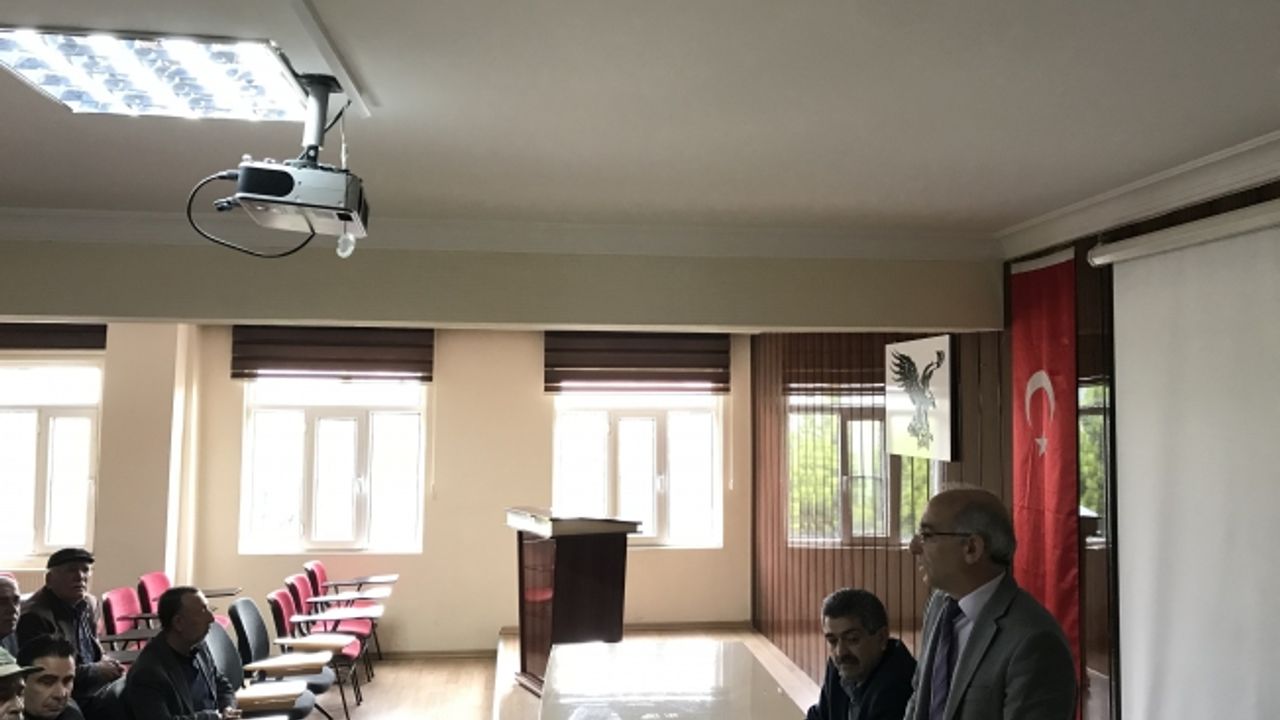 Pazarcık’ta “Etkin ve Verimli Sulama” eğitimi sonucunda belge almaya hak kazanan çiftçilerin belgeleri dağıtıldı.