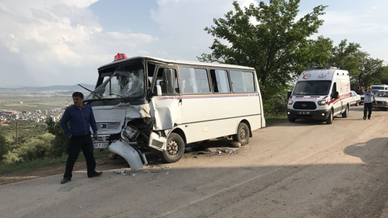 Kahramanmaraş'ta kamyon ile minibüs çarpıştı: 7 yaralı