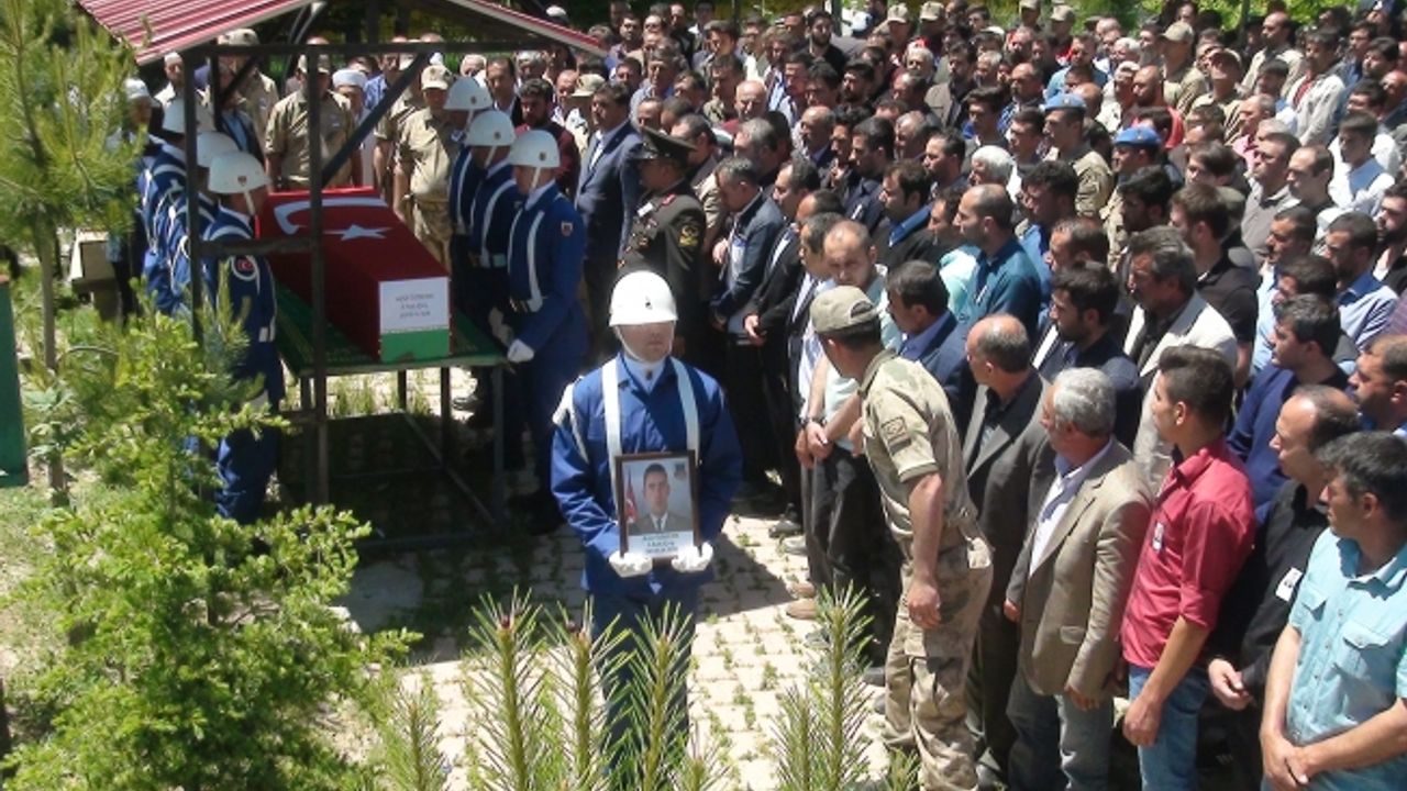 Motor kazasında hayatını kaybeden Astsubay Aziz Özberk son yolcuğuna uğurlandı.