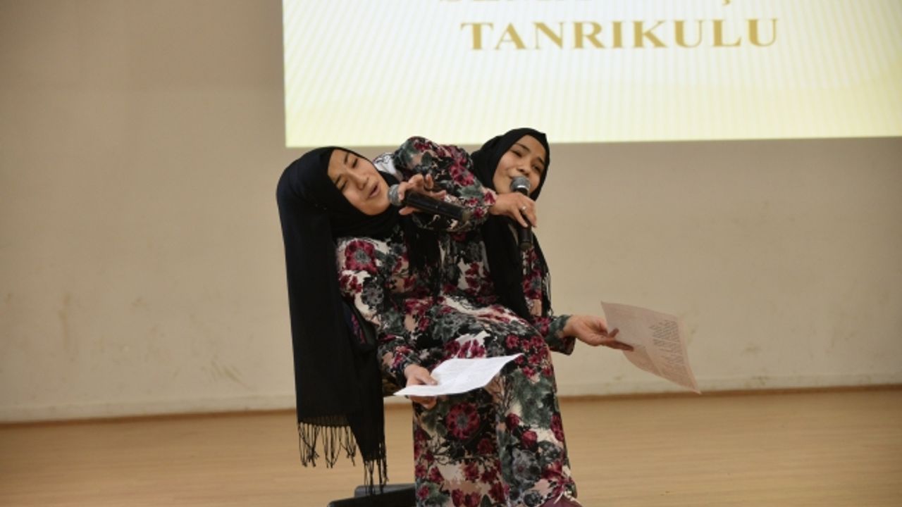 Siyam ikizleri Peygamber Efendimiz için okudukları şiirle herkesi ağlattı
