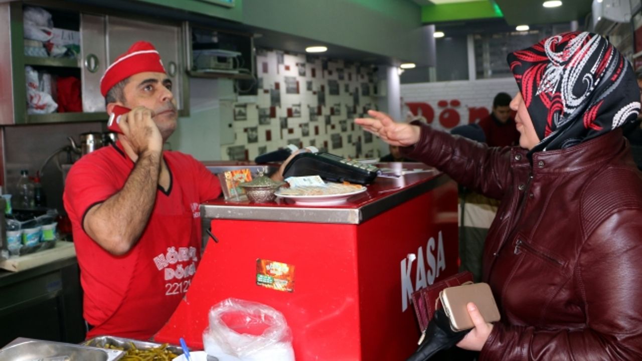 Kahramanmaraş'ta görme engelli dönerci çalışma azmiyle örnek oluyor