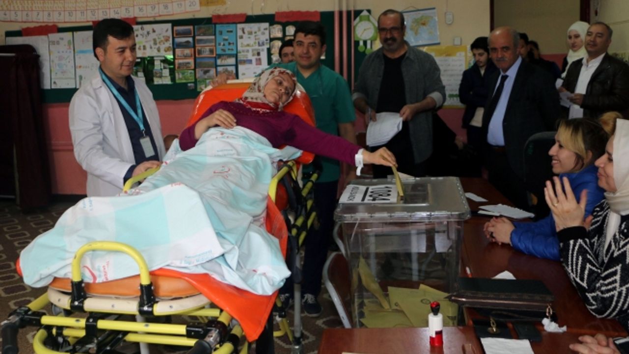 Ameliyat olan vatandaş, ambulansla oy kullanmaya getirildi