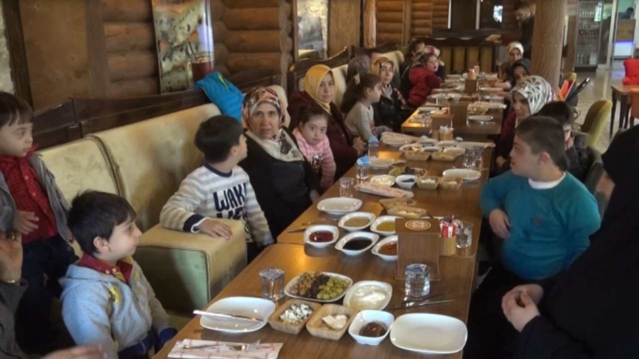 Down sendromlu çocuklar ve aileleri kahvaltı programında bir araya geldi