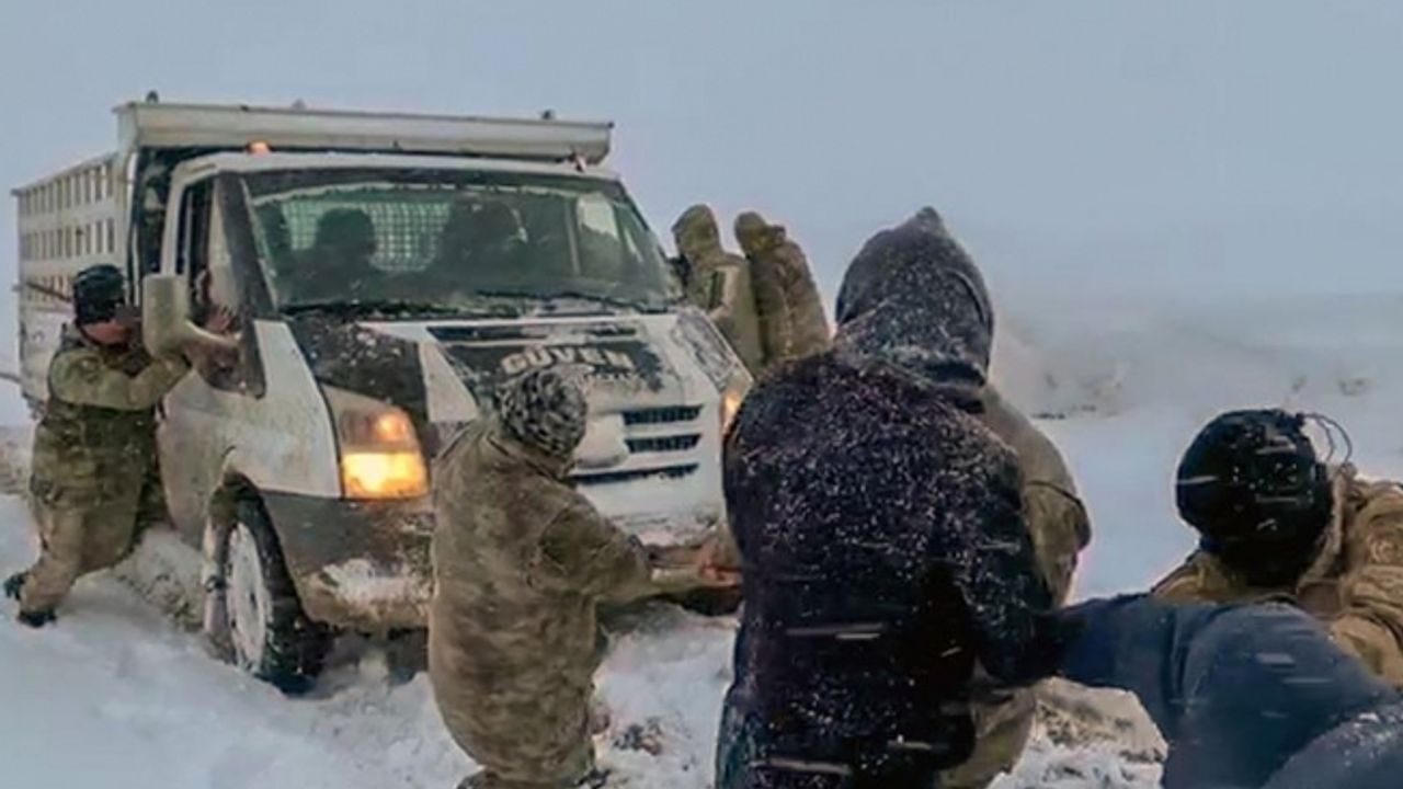 Ekipler kar ve tipide vatandaşları seçim merkezlerine ulaştırdı