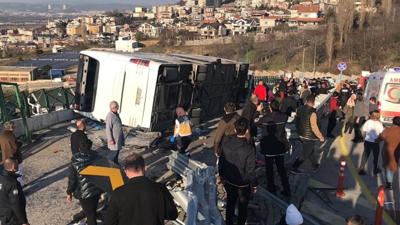 Tur otobüsü devrildi! Çok sayıda yaralı var...