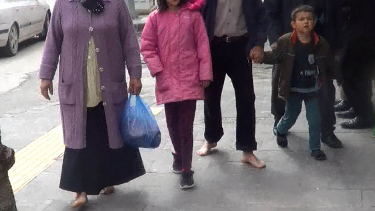 Yine Ayak Yalın Oy Kullanmaya Geldiler
