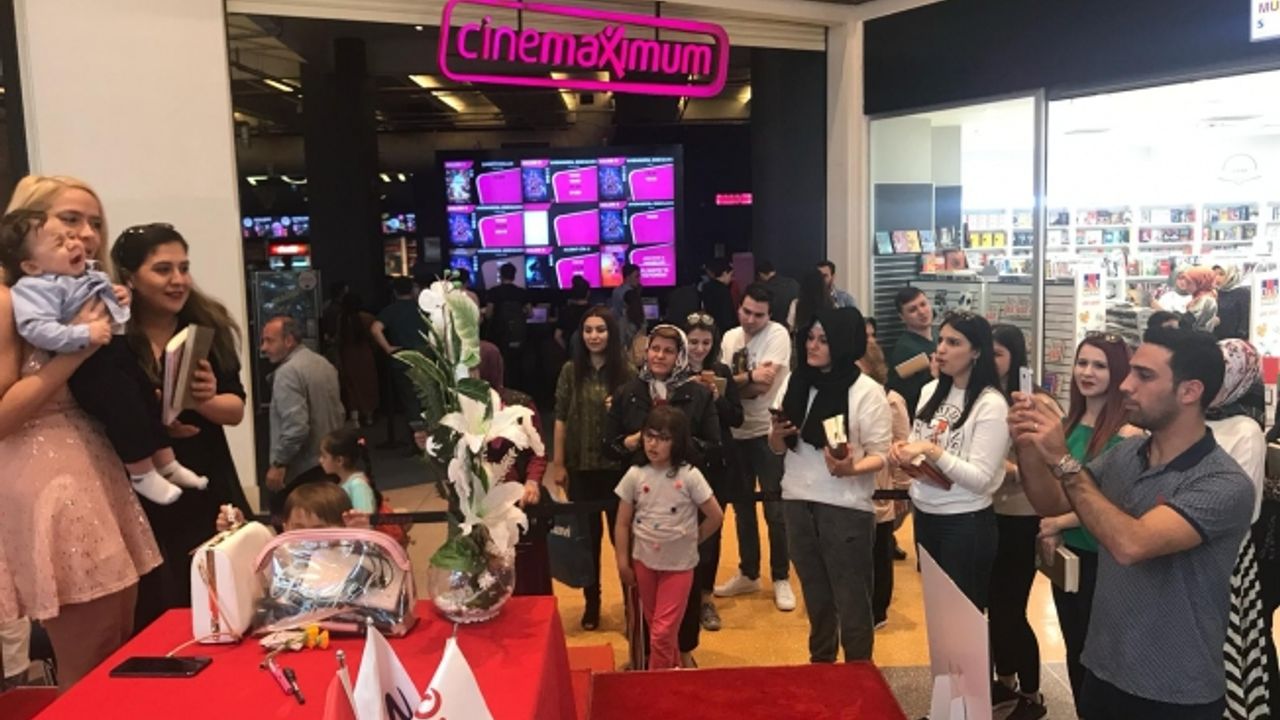 Tuğçe Işınsu, Kahramanmaraşlı okurlarıyla Piazza'da buluştu