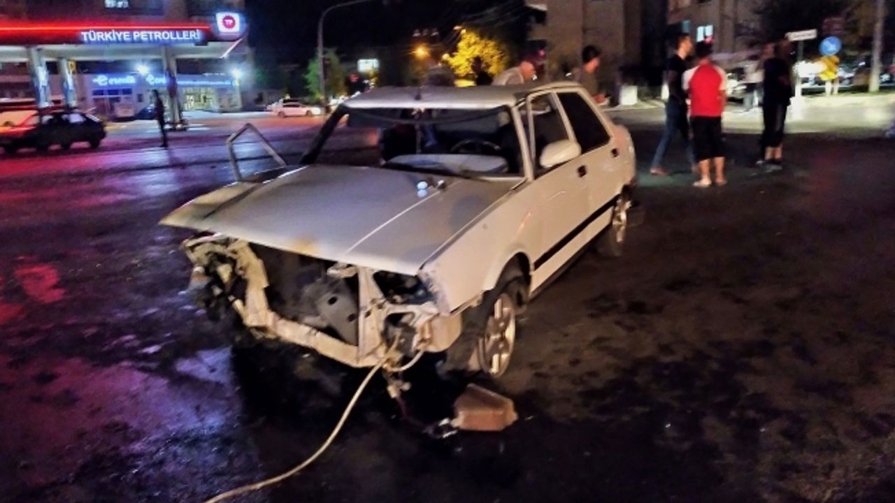 Aydınlatma direğine çarpan otomobilin sürücüsü ağır yaralandı