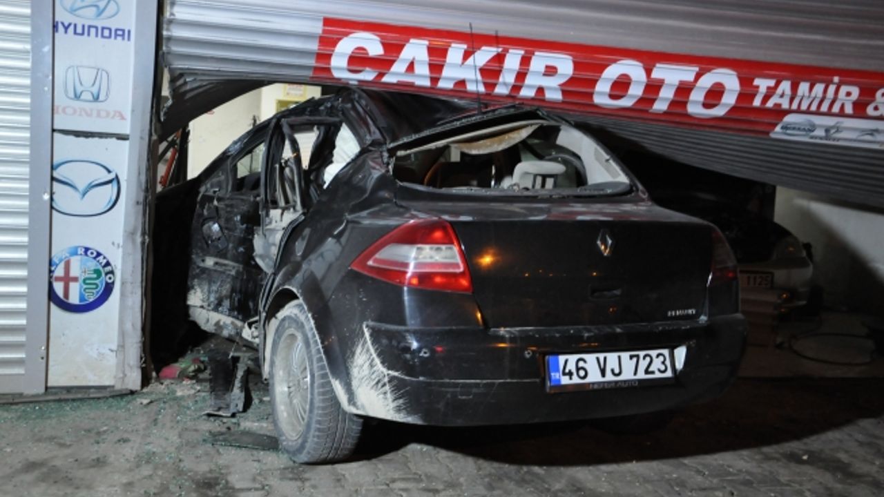 Kahramanmaraş'ta otomobil tamirhaneye girdi: 2 yaralı