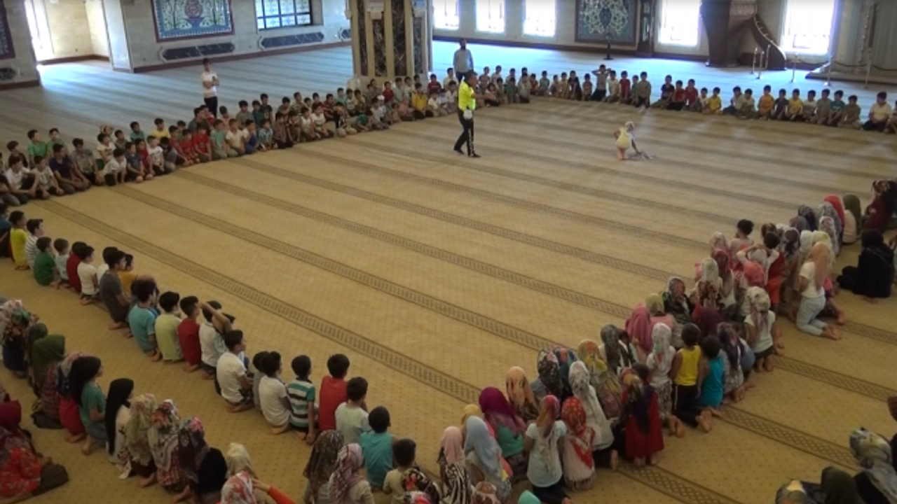 Kur’an kursu öğrencileri ‘trafik dedektifi’ oldu!