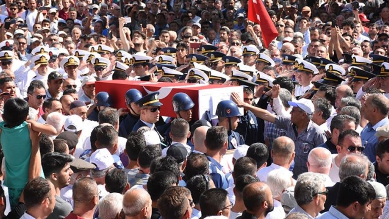 Şehit Üsteğmen binlerce kişi tarafından son yolculuğuna uğurlandı