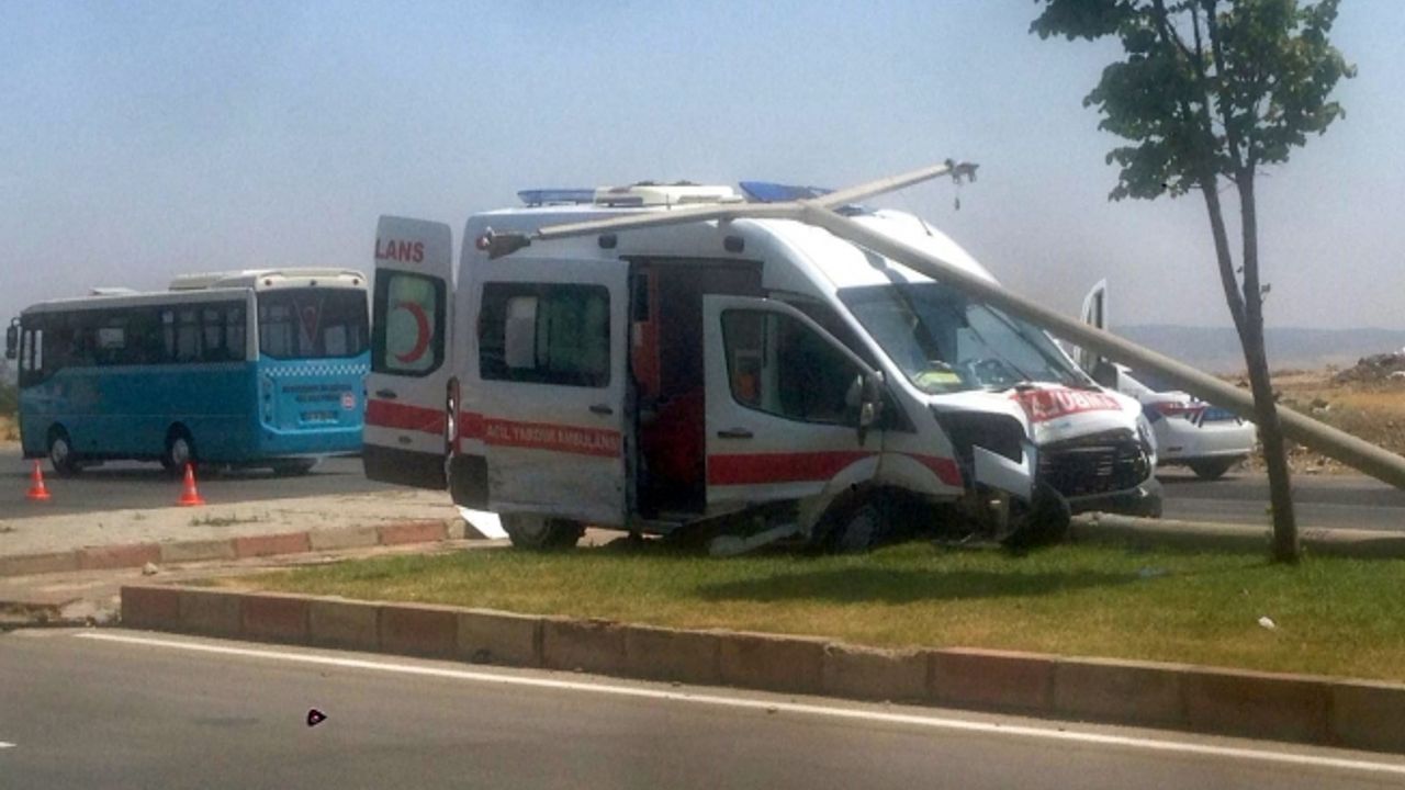 Kahramanmaraş'ta ambulans ile otomobil çarpıştı: 4 yaralı