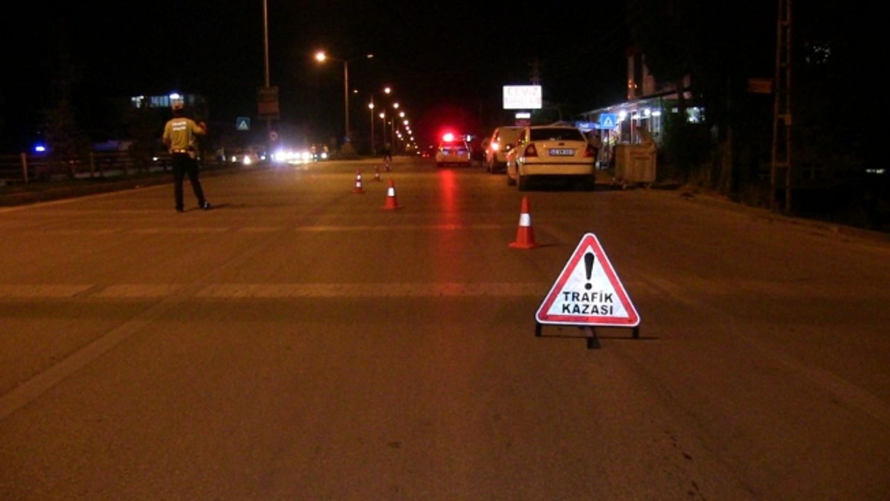 Otomobil kamyonete çarptı 5’i çocuk 12 yaralı