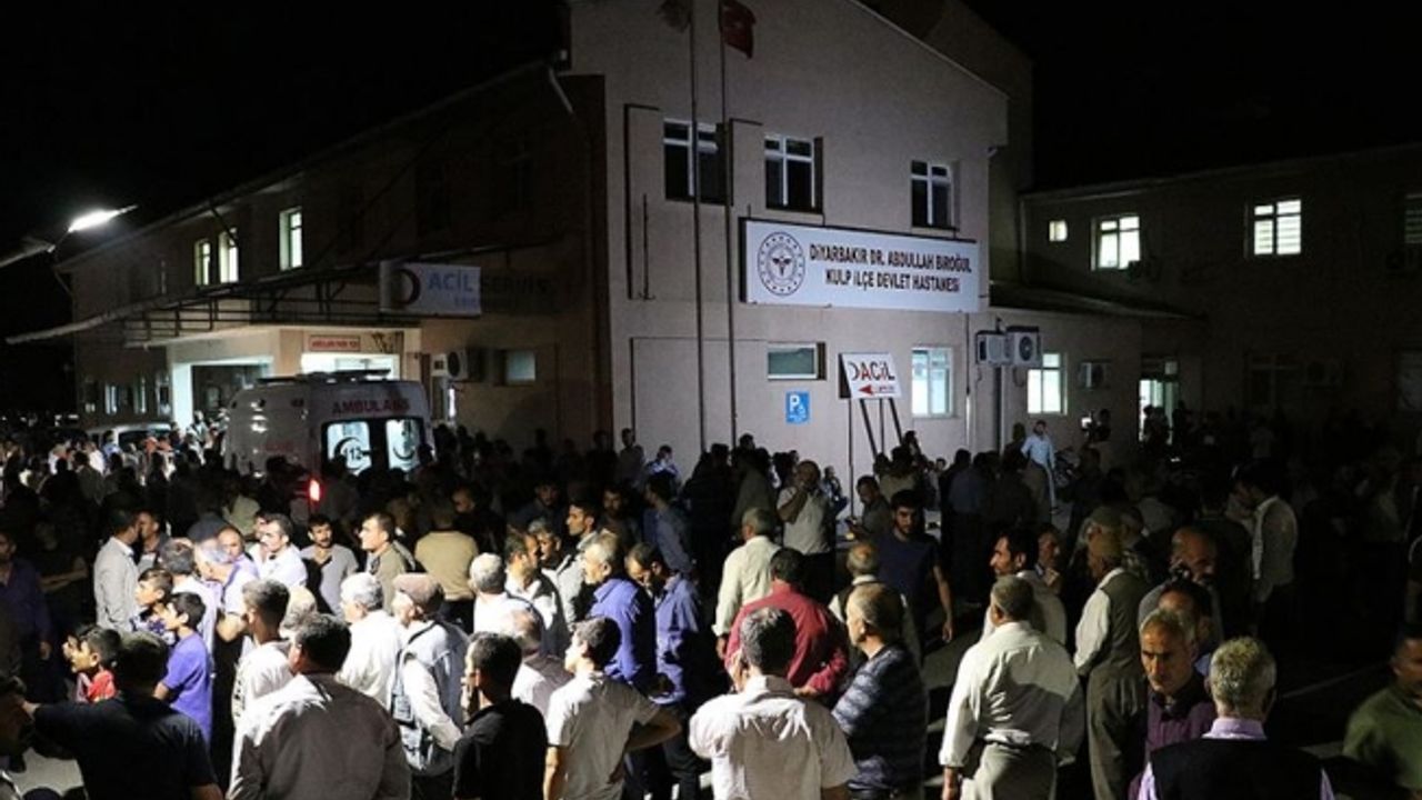 Diyarbakır'da sivilleri taşıyan araca terör saldırısı: 7 şehit, 10 yaralı
