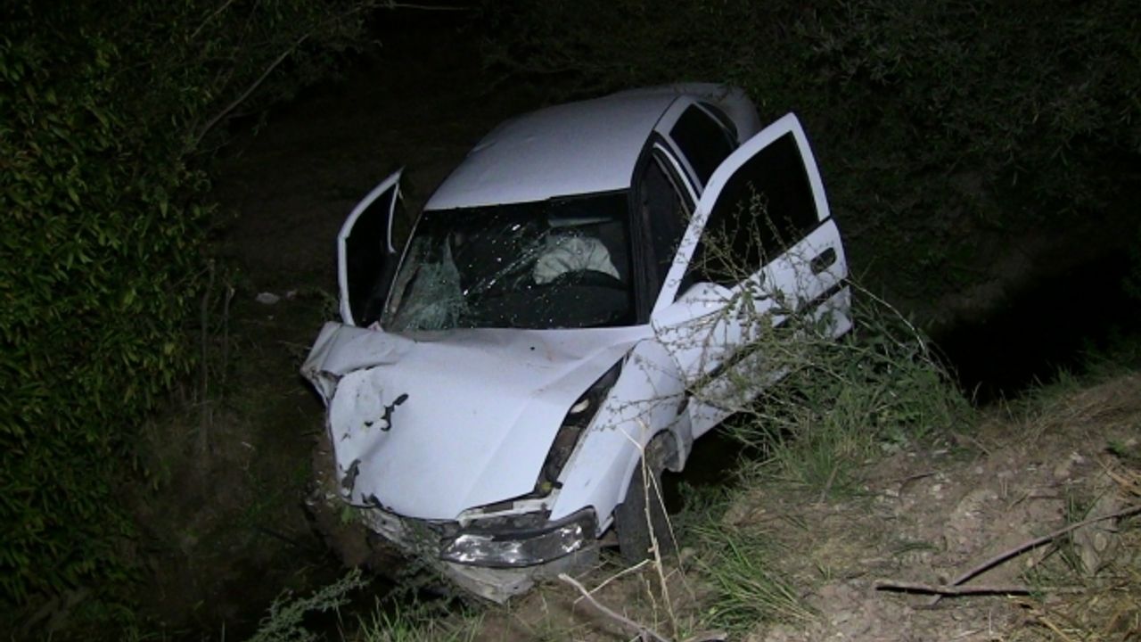Elbistan’da otomobil su kanalına devrildi; 1 ölü 3 yaralı
