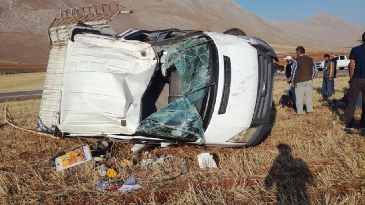 Lastiği patlayan kamyonetin devrilmesi sonucu 5 kişi yaralandı