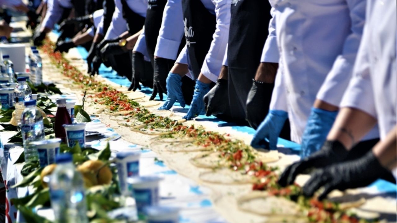 Aşçılık bölümü öğrencilerinden 33 metrelik tantuni