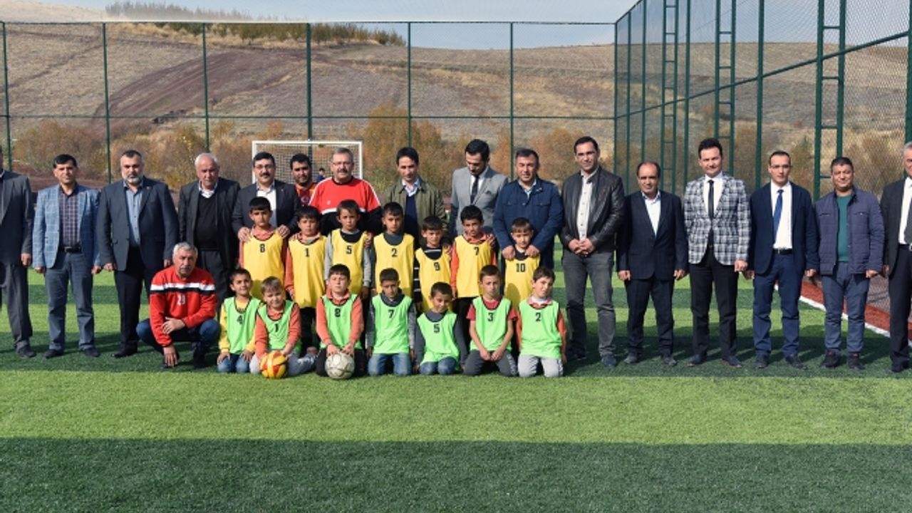 Göksun Belediyesi 10. Halı Sahayı Hizmete Açtı