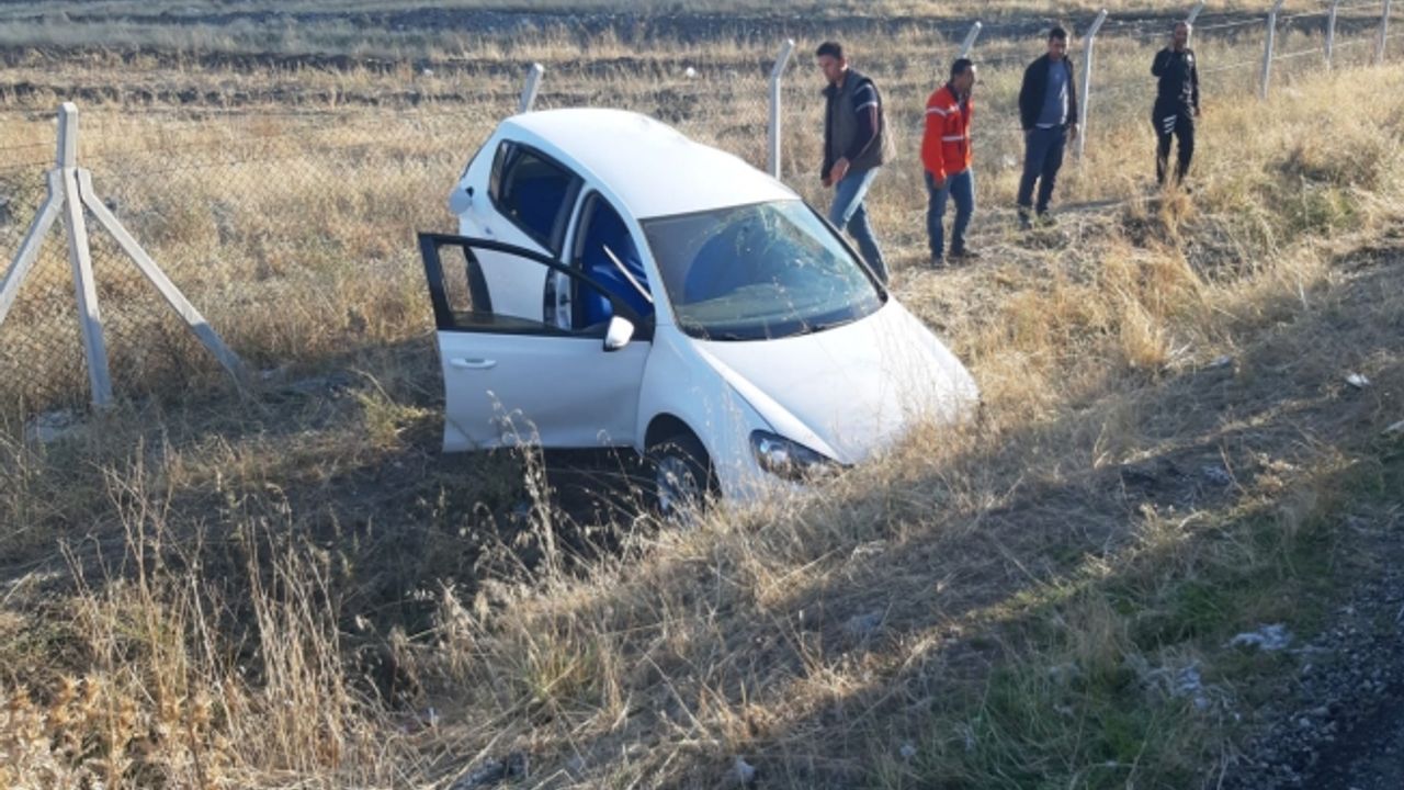 Kahramanmaraş'ta gençlerin bulunduğu araç şarampole devrildi