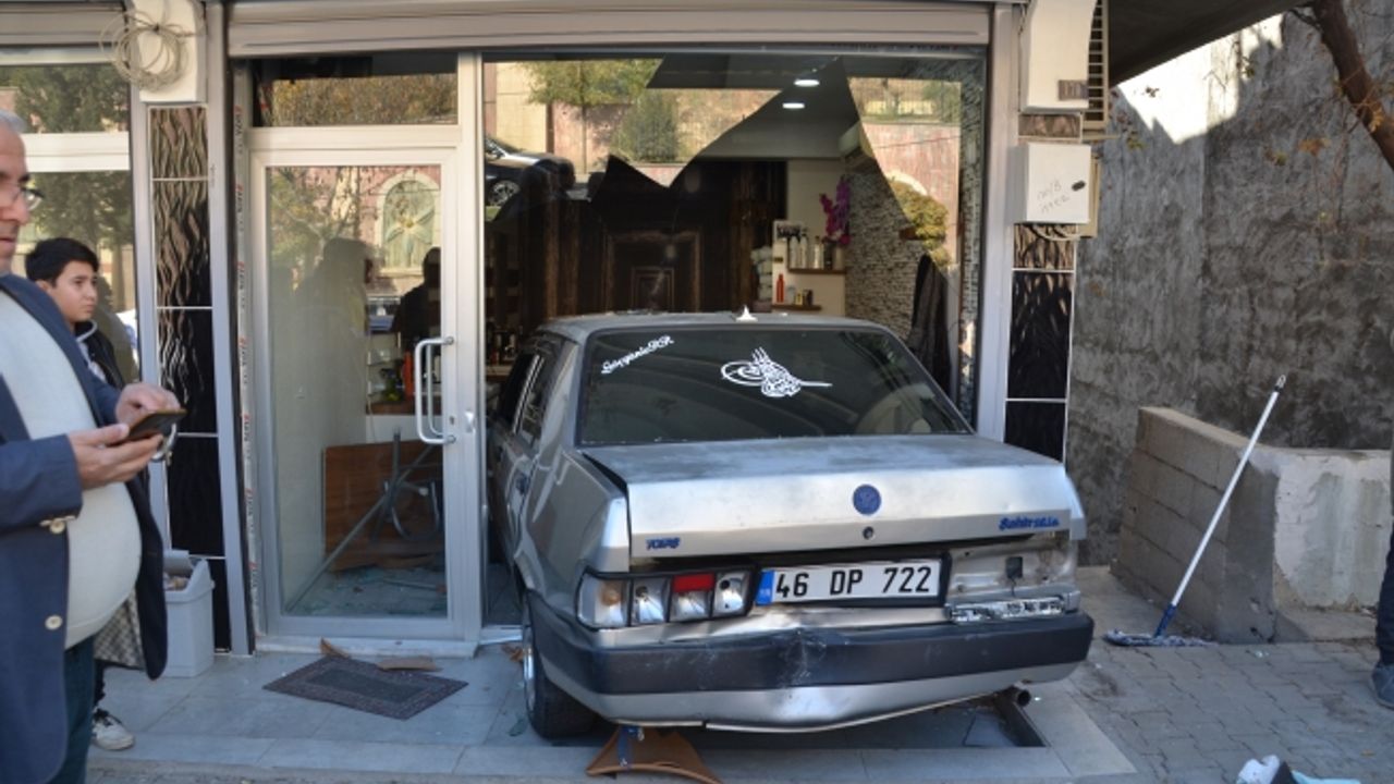 Korkunç Kaza : Kahramanmaraş'ta otomobil berber dükkanına girdi