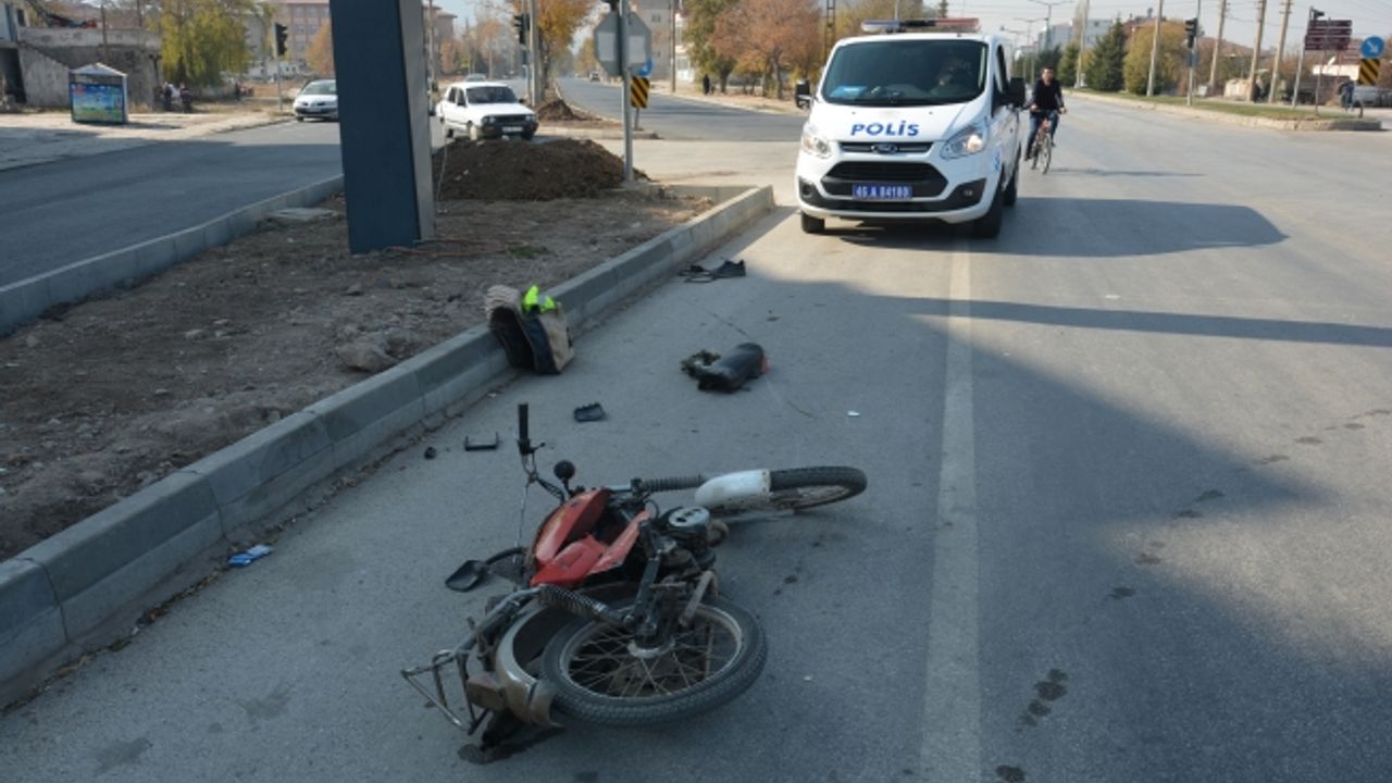 Korkutan Kaza: Otomobil ile motosiklet çarpıştı