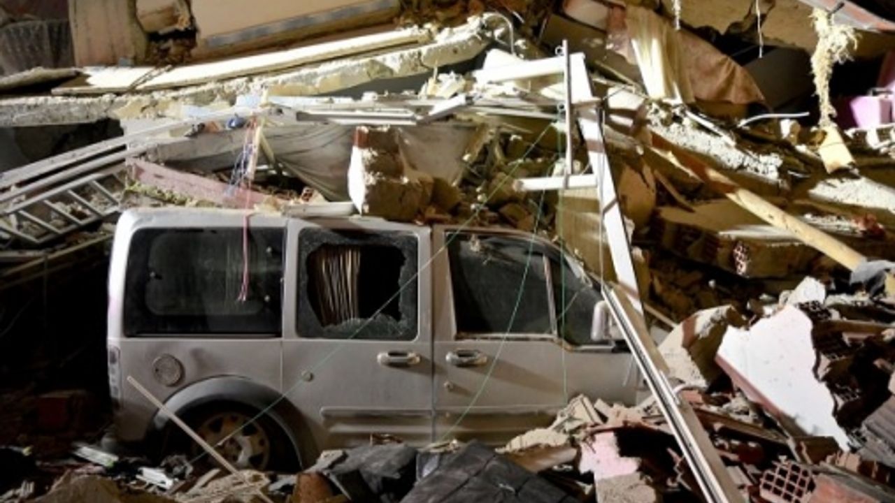 Elazığ'daki deprem sonrası ölü sayısı artıyor