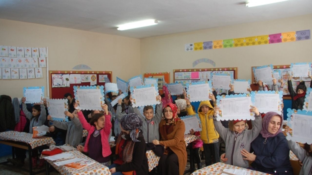 Kahramanmaraş'ın ilçelerindeki okullarda karne heyecanı