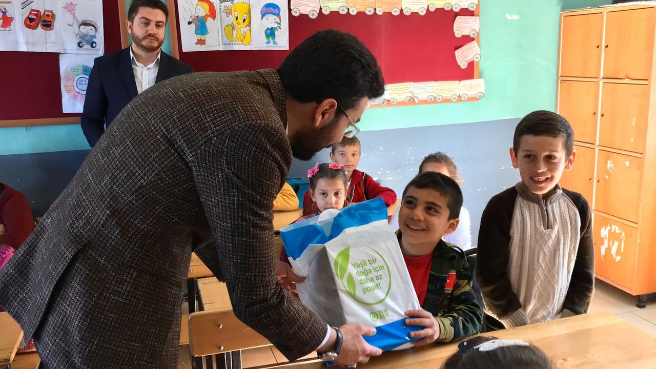 Ak Parti Onikişubat Gençlik Kolları Köy Okulundaki Öğrencileri Ziyaret Etti!