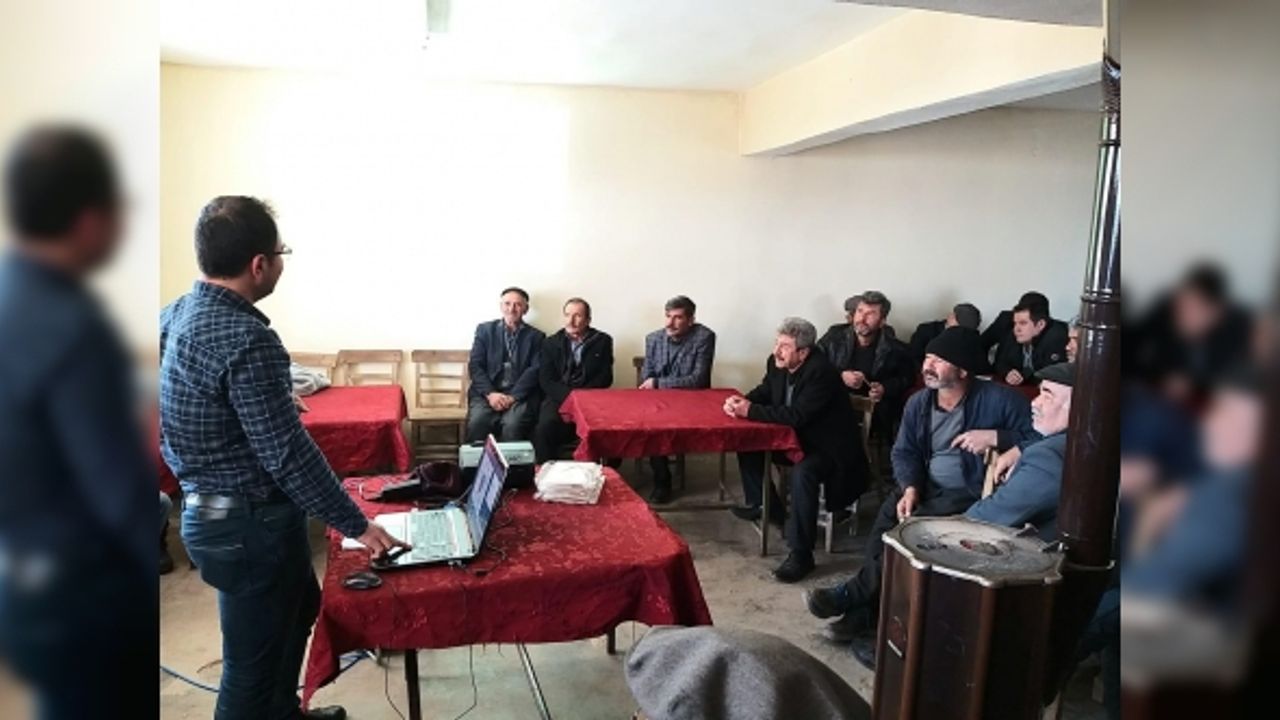 Pazarcık İlçe Tarım Ve Orman Müdürlüğünden Fıstık Üreticilerine Eğitim Toplantısı Yapıldı