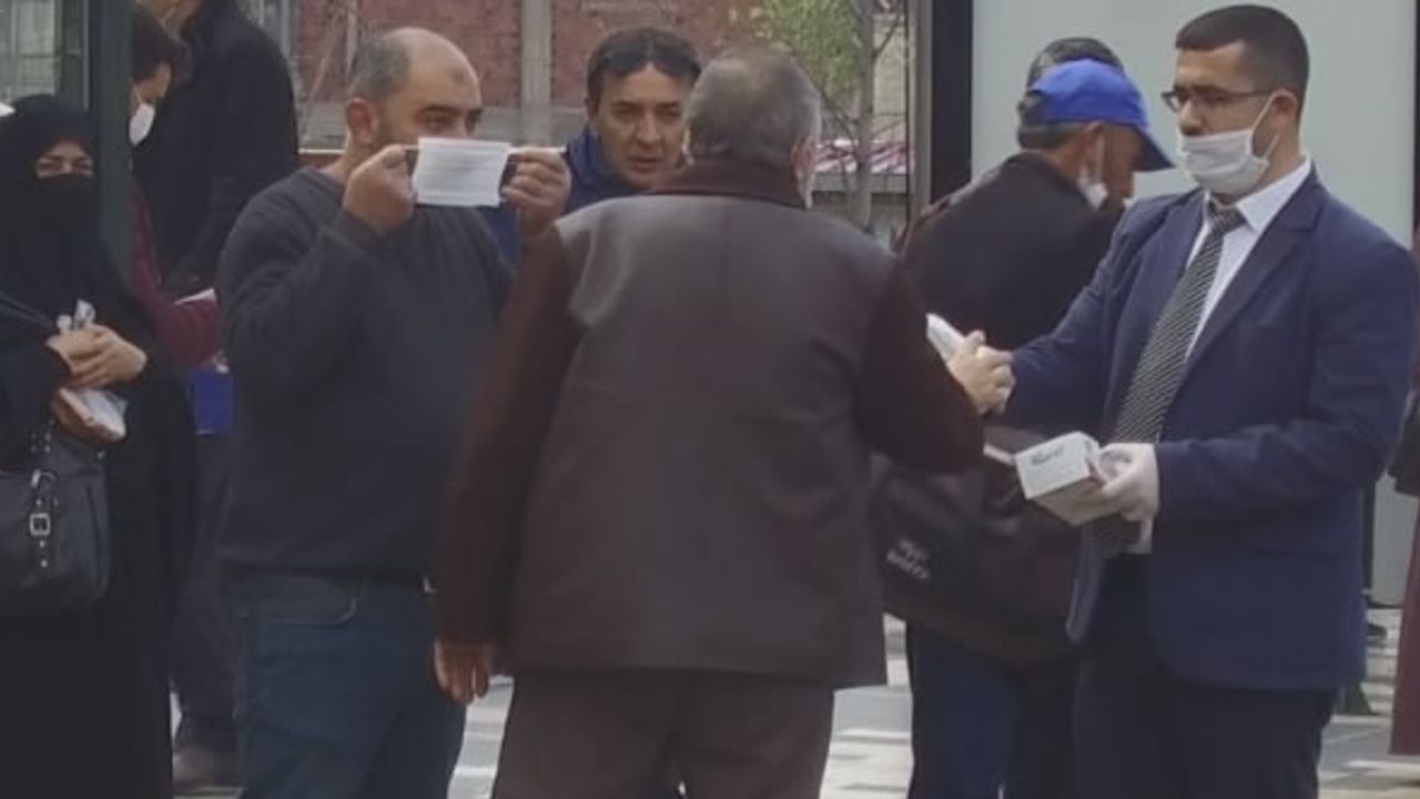 Büyükşehir koruyucu maske dağıtımına başladı!