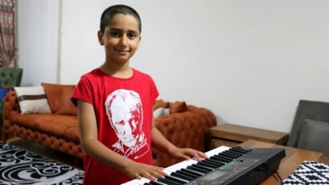 Kahramanmaraş'ta piyano ile 23 Nisan çocuk marşı!