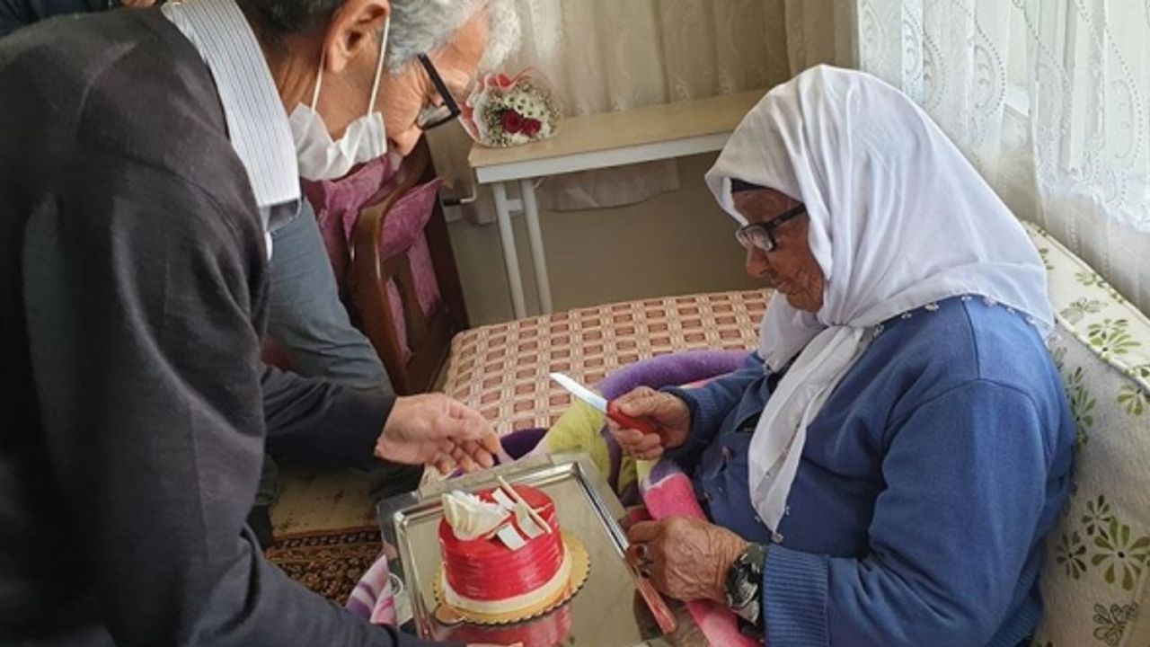 Şehit annesi 106 yaşında ilk kez doğum gününü kutladı