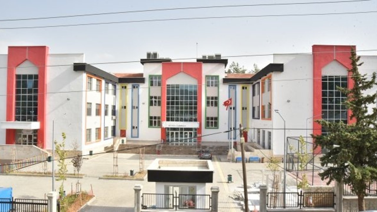 Kahramanmaraş'ta ölen öğretmenin adı okulunun spor salonuna verildi