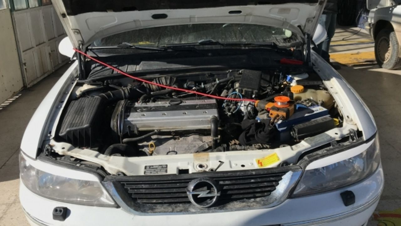Çalışmayan otomobilinin motor kaputunu açan vatandaş neye uğradığını şaşırdı 
