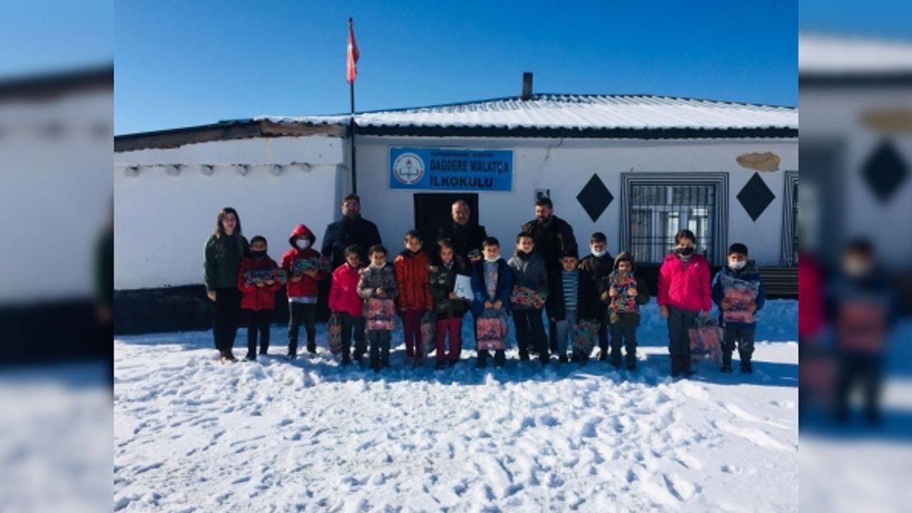 Okuldaki tüm öğrencilere ayakkabı hediye ettiler