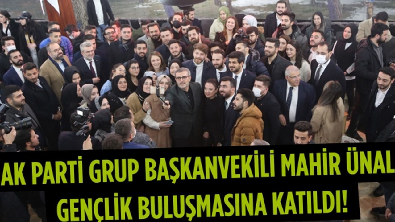 Ünal, gençlerin sorularını cevaplayarak onlarla birlikte türküler söyledi
