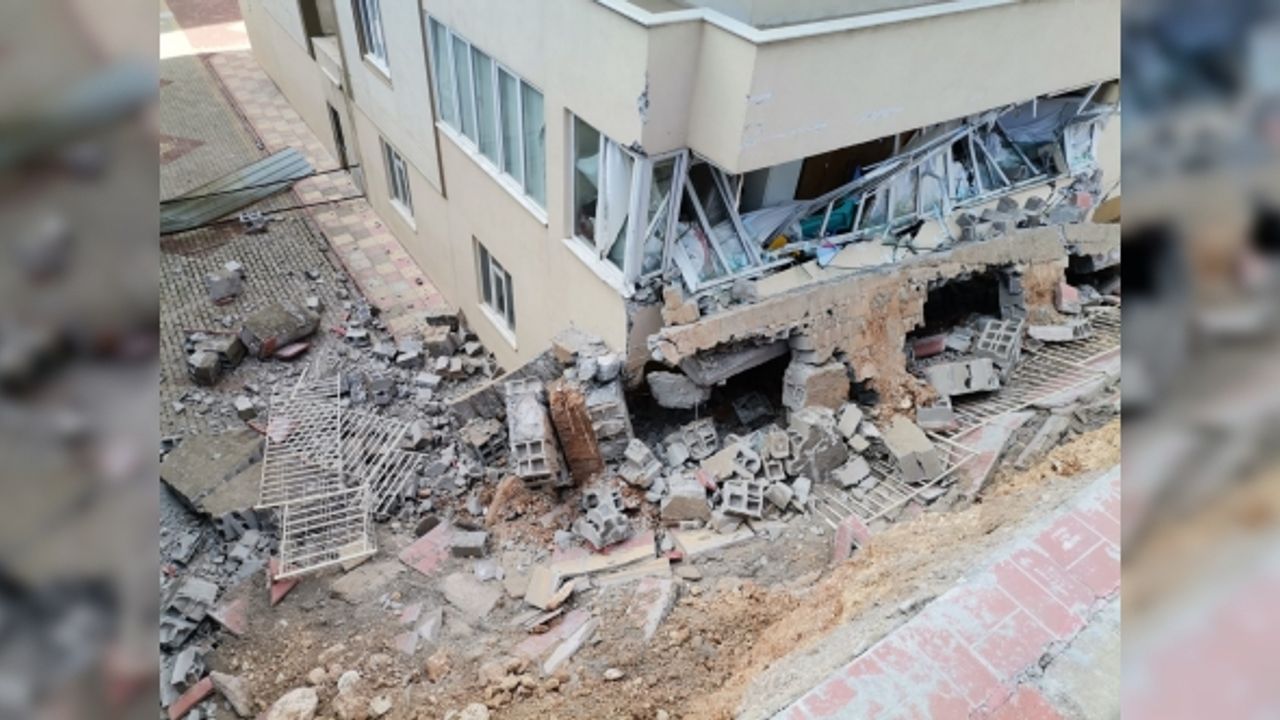 Kahramanmaraş’ta istinat duvarı binanın üzerine yıkıldı