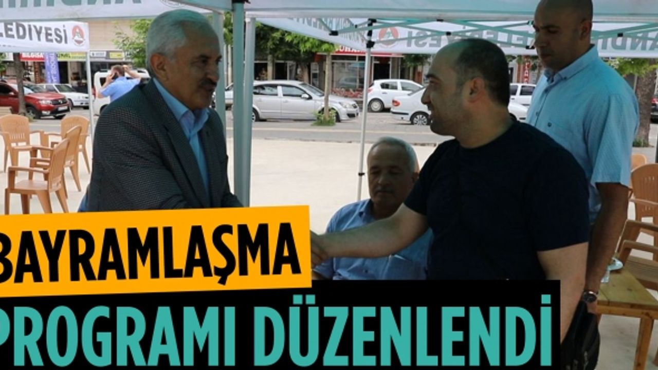 Halk bayramlaşması belediye hizmet binası önünde yapıldı