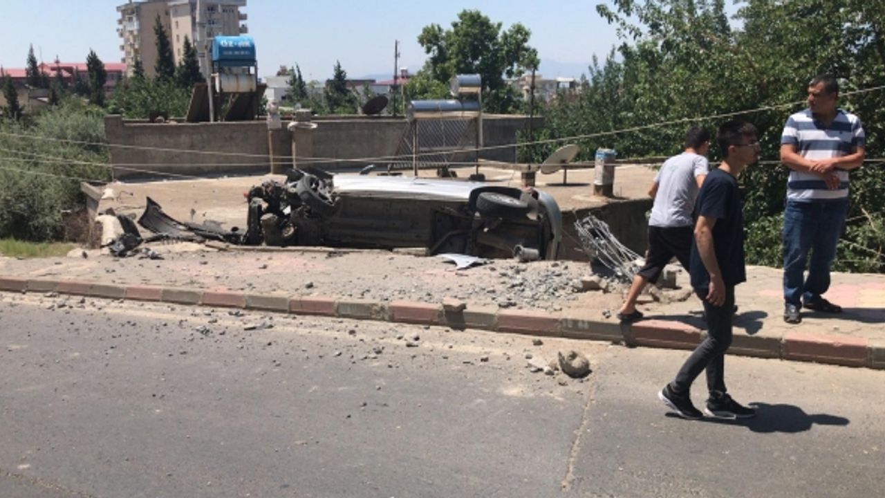 Kahramanmaraş'ta hızını alamayan otomobil yıktı geçti 