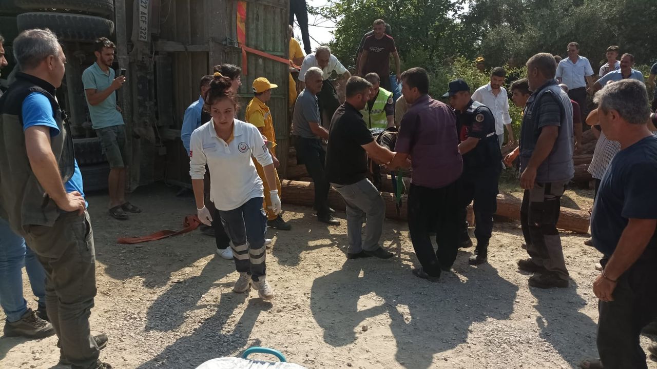 Kahramanmaraş’ta tomruk yüklü kamyon devrildi: 1 ölü 2 yaralı 